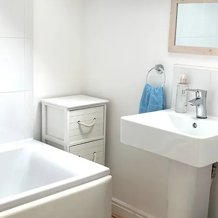 Dream Weaver 2 Bedroomed On The Bay, With On-site Gym And Swimming Pool Holiday home *