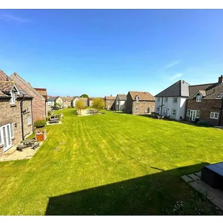 Dream Weaver 2 Bedroomed On The Bay, With On-site Gym And Swimming Pool * Filey