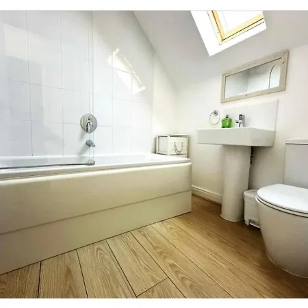 Dream Weaver 2 Bedroomed On The Bay, With On-site Gym And Swimming Pool Holiday home