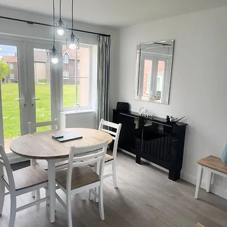 Dream Weaver 2 Bedroomed On The Bay, With On-site Gym And Swimming Pool * Filey